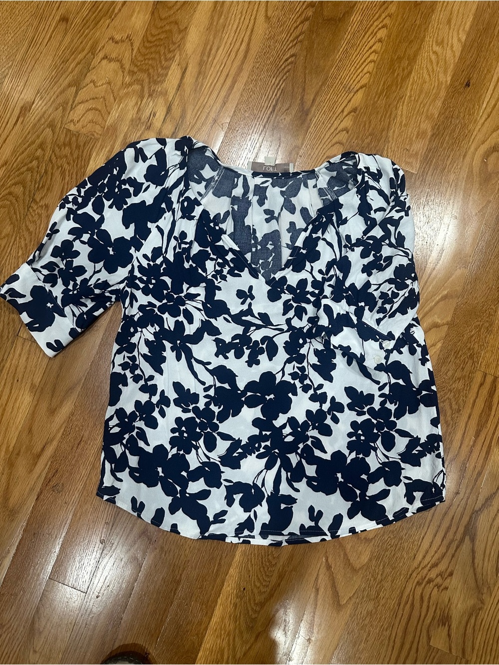 White & Navy Floral V-Neck Womens Top
Loft XSP